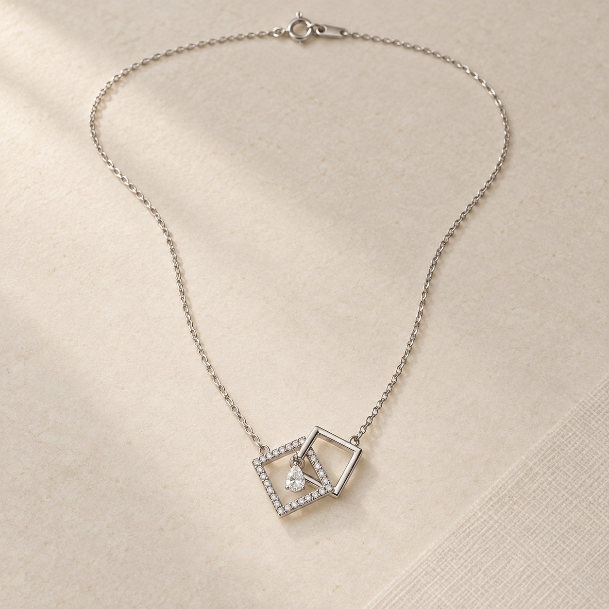 フネートル・ドゥ・リュミエール、Platinum · Pear Diamondのネックレス