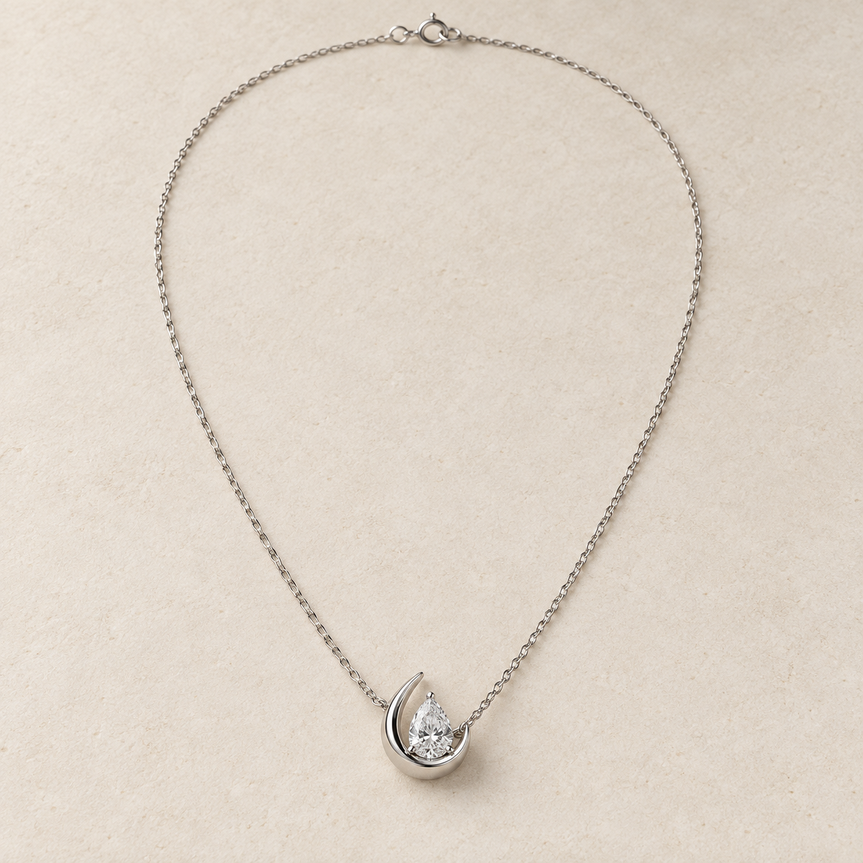 リュヌ・カルム、Platinum · Pear Diamondのネックレス