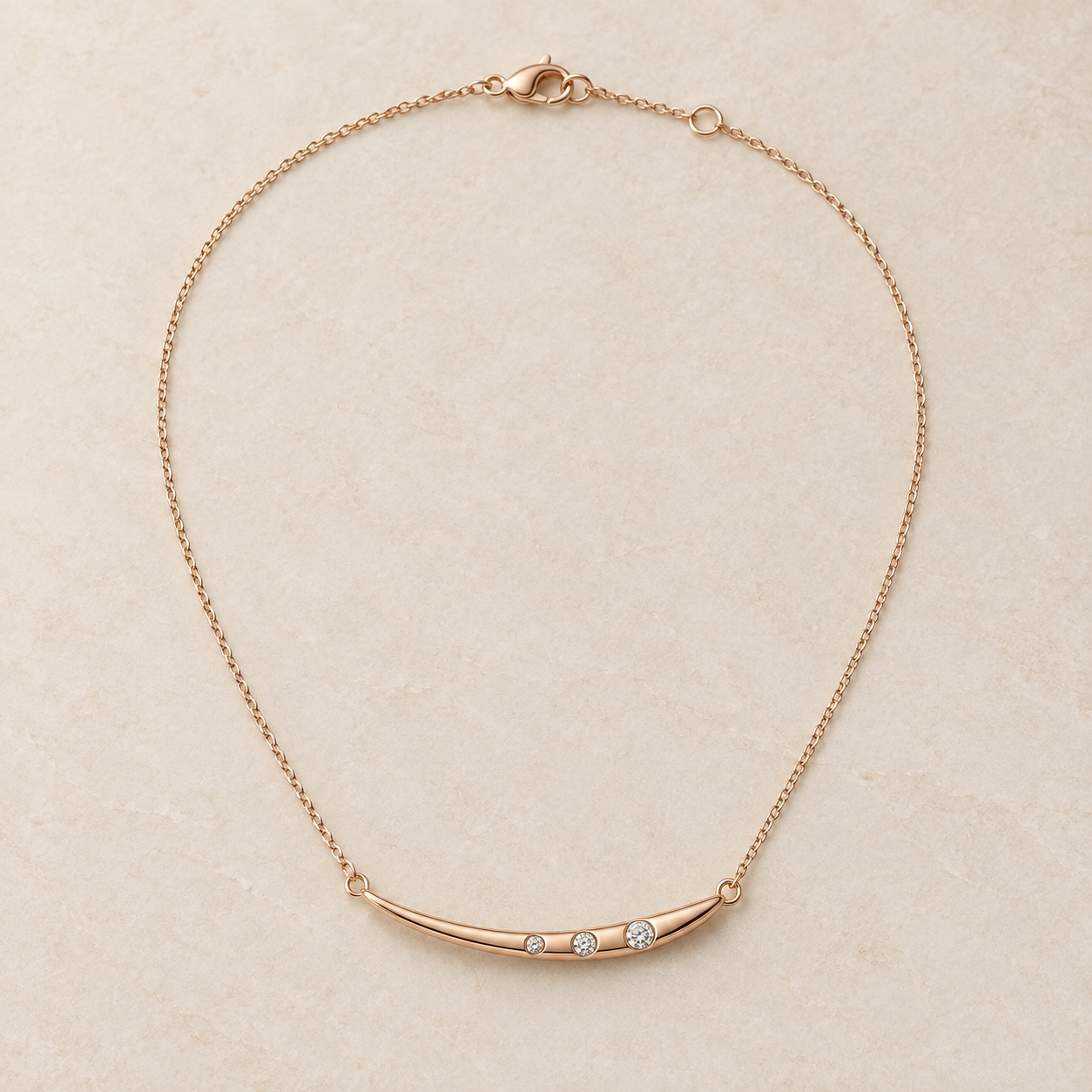 オリゾン・ローズ、Rose Gold · Three Diamondsのネックレス